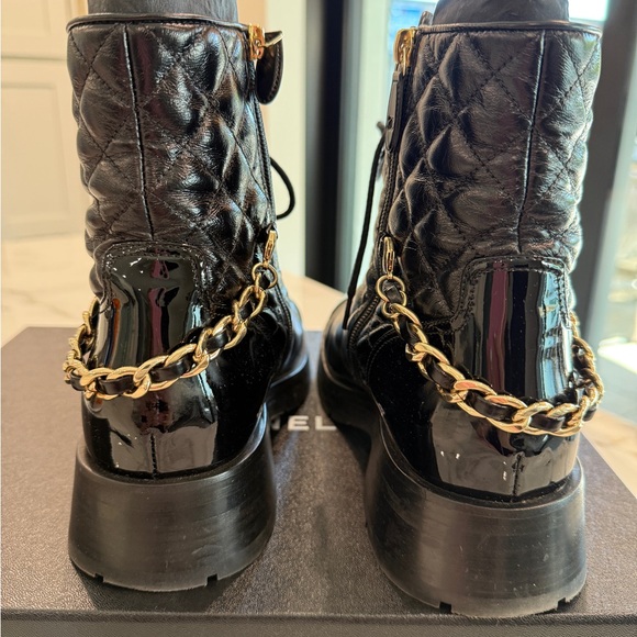 Chanel 39.5 black shiny/patent calfskin quilt combat boot with gold charm chain. - Picture 5 of 7